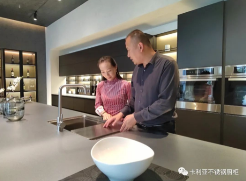热烈欢迎广东省橱柜业商会秘书长钟娟一行莅临cq9电子参观交流