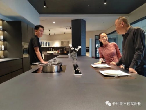 热烈欢迎广东省橱柜业商会秘书长钟娟一行莅临cq9电子参观交流
